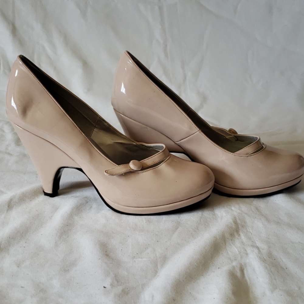 Cute tan funky heel, heels